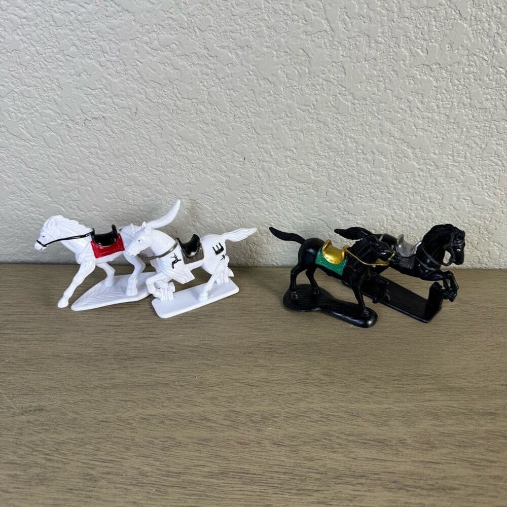 Set of 4 Plastic Horses – 1/32 Scale (Two Black &‎ Two White)